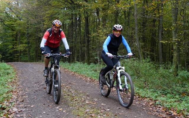 Frau und Mann begeistert beim Mountain Biken.