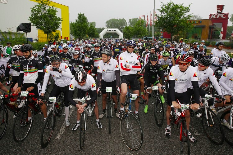 Der Puls steigt bei den Jedermännern vor dem Start zum Rennen ...