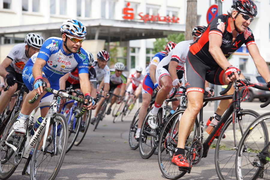 Kurvenfahrt im Fahrerfeld ...