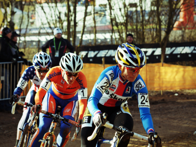 Die Rennfahrer geben alles.